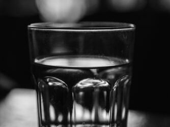 شیوه صحیح نوشیدن آب بر مبنای روایات شیعی